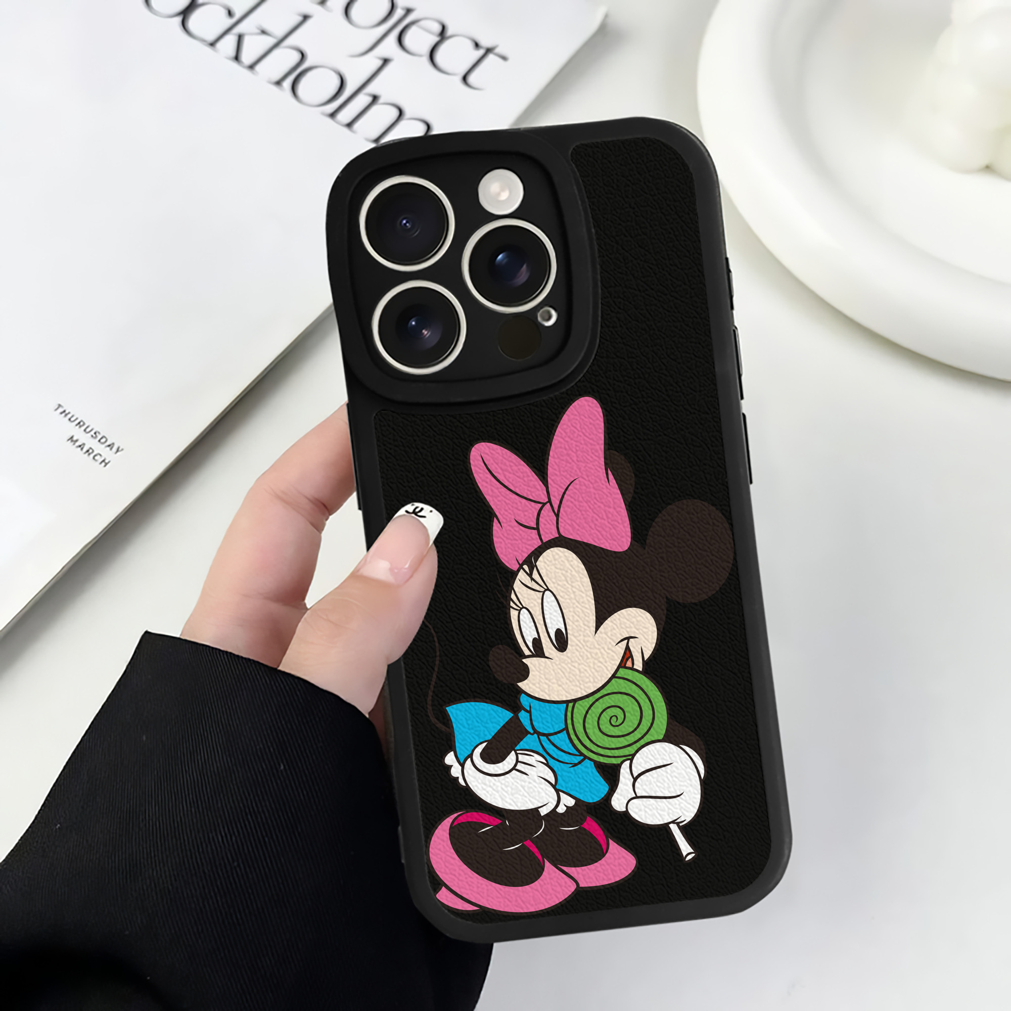 （画像用） ミッキーマウス Mickey Mouse 【iPhone 16シリーズ対応】シリコンスマホケース（レザー調） 材質：シリコン